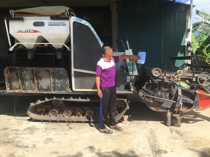    Anh Trần Xuân Đồng, thôn Hòa Bình, xã Tân Ninh mạnh dạn đầu tư mua sắm các thiết bị nông nghiệp hiện đại để cải thiện sản xuất.