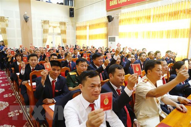 Các đại biểu biểu quyết, thông qua dự thảo Nghị quyết Đại hội Đảng bộ huyện Na Hang, tỉnh Tuyên Quang lần thứ XXII, nhiệm kỳ 2020-2025. (Ảnh: Nam Sương/TTXVN)