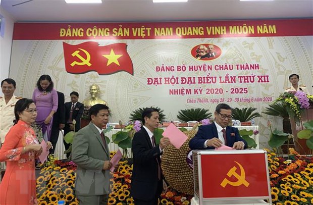Các đại biểu bỏ phiếu bầu Ban chấp hành Đảng bộ huyện Châu Thành, tỉnh Đồng Tháp. (Ảnh: Chương Đài/TTXVN)