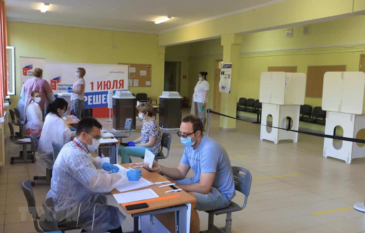 Người dân Nga làm thủ tục bỏ phiếu tại điểm bỏ phiếu 2167, quận Gagarin, thủ đô Moskva. (Ảnh: Duy Trinh/TTXVN)