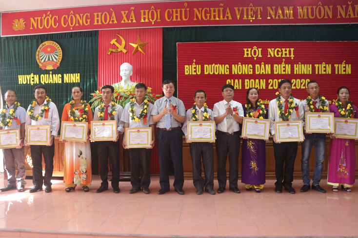 Lãnh đạo huyện Quảng Ninh trao giấy khen cho các tập thể, cá nhân có nhiều thành tích trong thực hiện phong trào nông dân thi đua yêu nước.