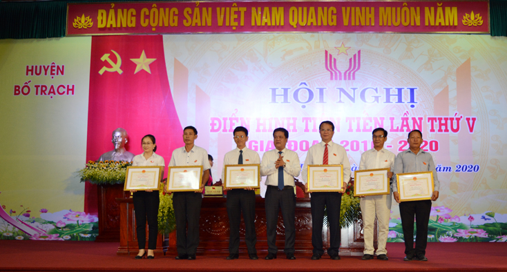Đồng chí Phó Chủ tịch UBND tỉnh Trần Phong trao bằng khen của Chủ tịch UBND tỉnh cho các cá nhân đạt thành tích xuất sắc trong phong trào thi đua yêu nước, giai đoạn 2016-2020.