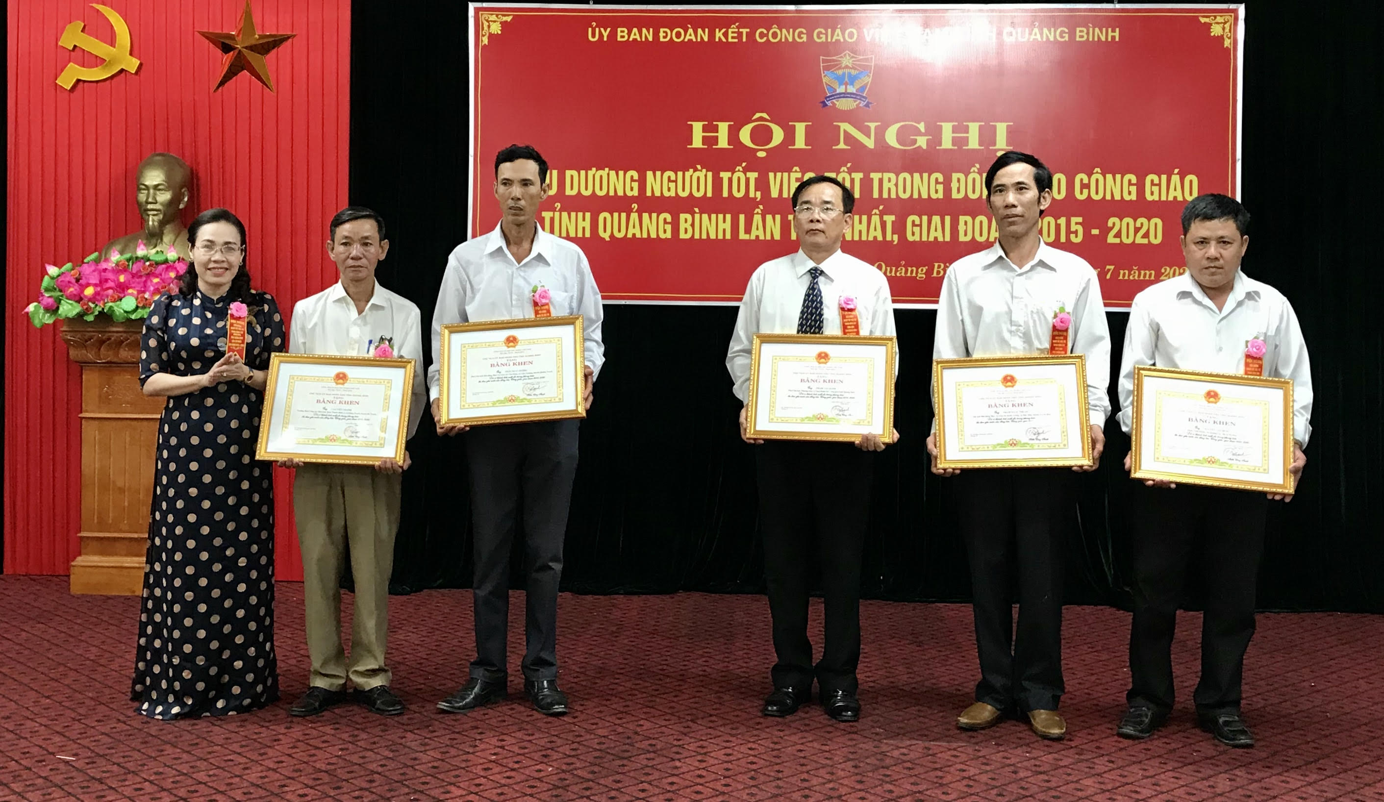 Đồng chí Chủ tịch Ủy ban MTTQVN tỉnh Phạm Thị Hân trao bằng khen của UBND tỉnh cho các cá nhân