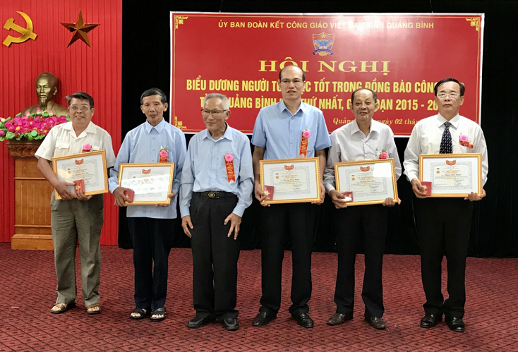 Đại diện lãnh đạo Ủy ban Đoàn kết Công giáo Việt Nam tỉnh trao kỷ niệm chương đồng hành cùng dân tộc cho các cá nhân