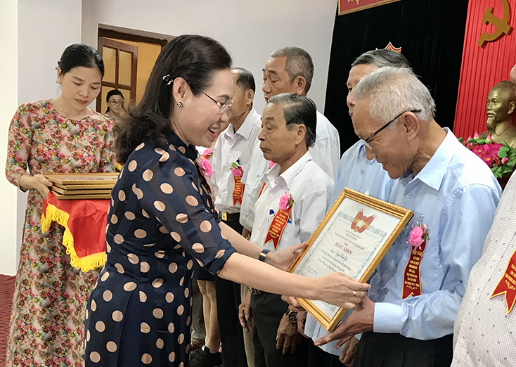 Đồng chí Chủ tịch Ủy ban MTTQVN tỉnh Phạm Thị Hân tặng bằng khen cho các cá nhân đạt thành tích xuất sắc trong thực hiện phong trào thi đua yêu nước, giai đoạn 2015-2020