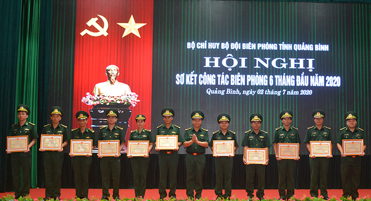Thừa ủy quyền Bộ Tư lệnh BĐBP, Đại tá Trịnh Thanh Bình, Chỉ huy trưởng trao Bằng khen cho các tập thể và cá nhân đạt thành tích xuất sắc