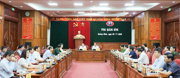 Đồng chí Hoàng Đăng Quang, Bí thư Tỉnh ủy và đồng chí Trần Công Thuật, Chủ tịch UBND tỉnh chủ trì hội nghị tại điểm cầu tỉnh Quảng Bình.  