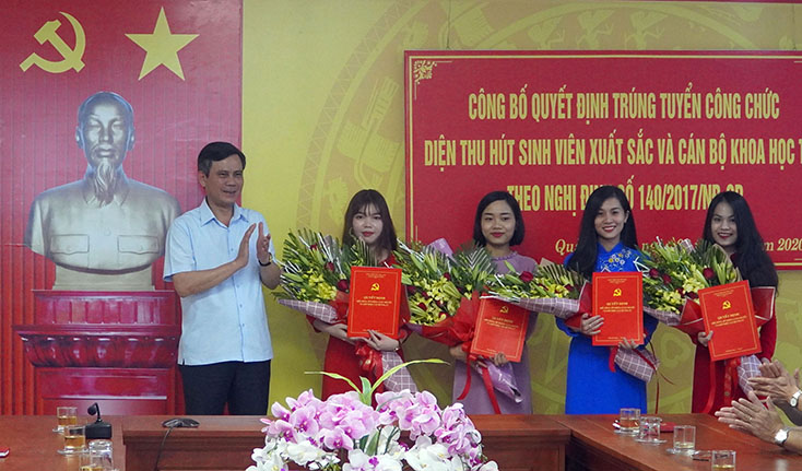 Đồng chí Trần Thắng tặng hoa chúc mừng các sinh viên được tuyển dụng
