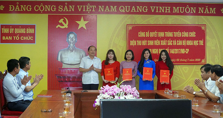 Đồng chí Trưởng ban Tổ chức Tỉnh ủy Trần Xuân Vinh trao quyết định cho các sinh viên trúng tuyển