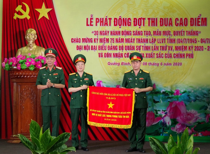   Năm thứ hai liên tục, Bộ chỉ huy Quân sự Quảng Bình vinh dự đón nhận cờ thi đua xuất sắc của Chính phủ.