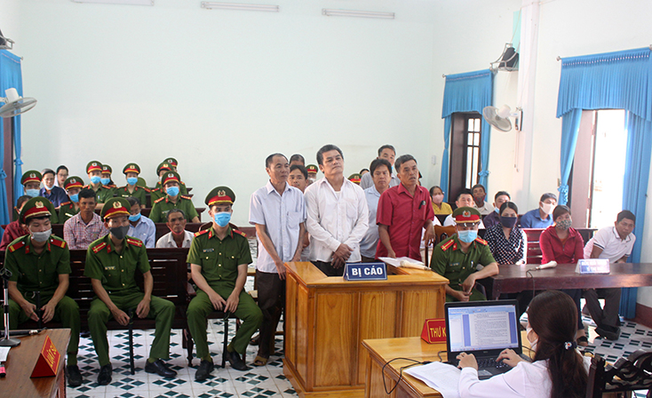  Các bị cáo tại phiên tòa hình sự sơ thẩm do TAND huyện Lệ Thủy tiến hành xét xử.