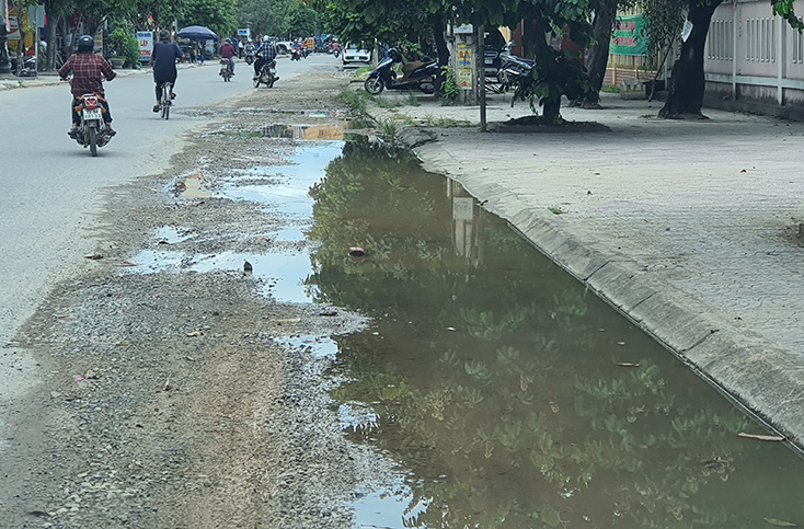 Ngay giữa mùa hè, nhiều điểm đường của trung tâm thị xã Ba Đồn không có lối thoát nước, vừa gây ô nhiễm môi trường, vừa mất an toàn giao thông, mất cảnh quan đô thị.