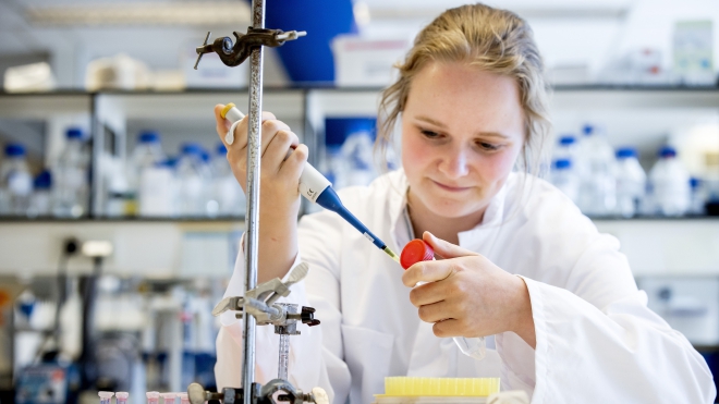  Nhà nghiên cứu thử nghiệm vaccine ngừa virus SARS-CoV-2 tại một phòng thí nghiệm ở Amsterdam, Hà Lan. Ảnh: AFP/TTXVN