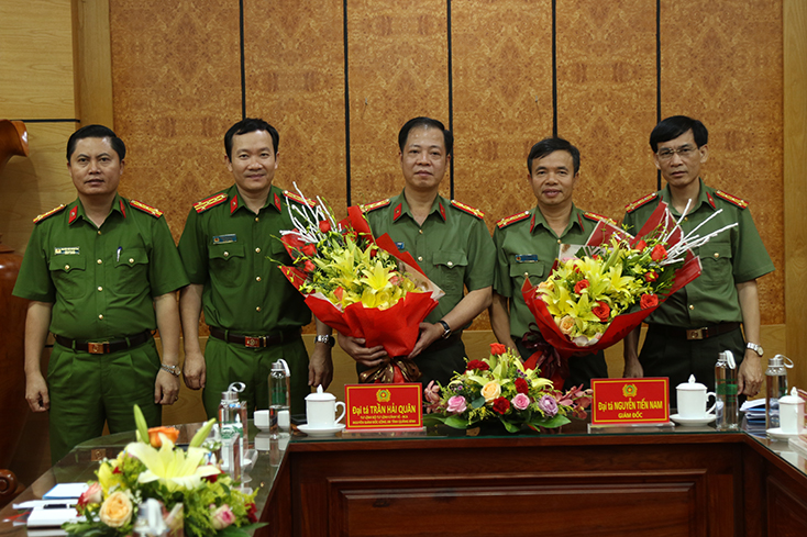 Lãnh đạo Công an tỉnh Quảng Bình chụp ảnh lưu niệm với Đại tá Trần Hải Quân, Tư lệnh, Bộ Tư lệnh Cảnh vệ, Bộ Công an.