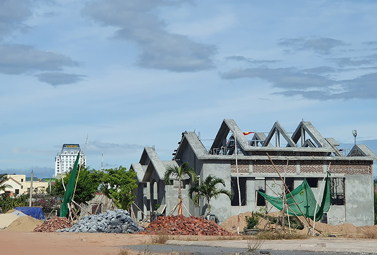 Nhiều hộ dân trên địa bàn tỉnh đã sử dụng cát ven biển thay thế cát lòng sông để xây dựng nhà ở.