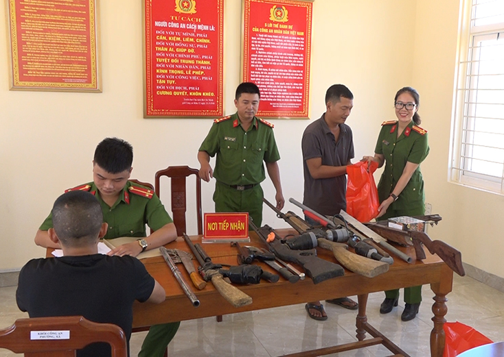 Lực lượng Công an tiếp nhận các loại vũ khí, công cụ hỗ trợ do người dân giao nộp.