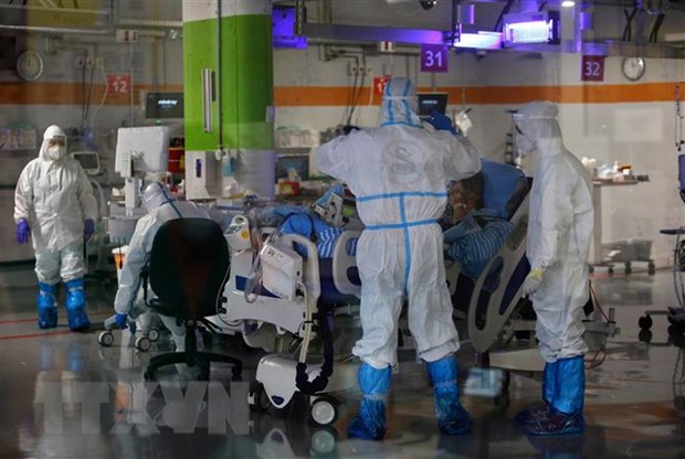 Nhân viên y tế chăm sóc bệnh nhân COVID-19 tại Trung tâm y tế Sheba ở Ramat Gan, gần Tel Aviv, Israel ngày 30-6-2020. (Nguồn: AFP/TTXVN)