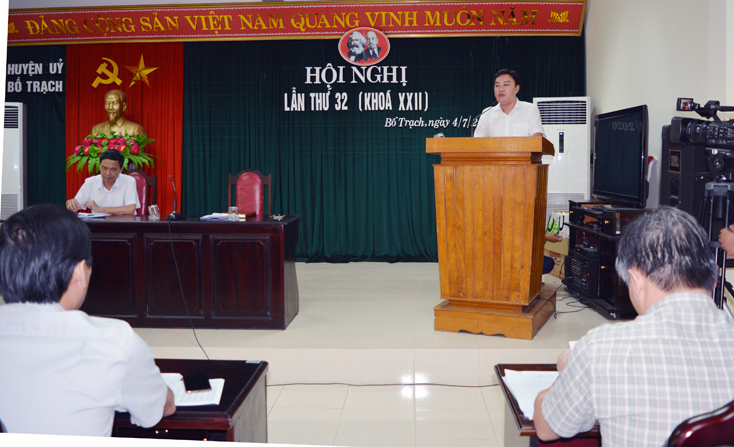 Đồng chí Bí thư Huyện ủy Bố Trạch Đinh Hữu Thành phát biểu kết luận hội nghị BCH Đảng bộ huyện lần thứ 32, nhiệm kỳ 2015-2020.