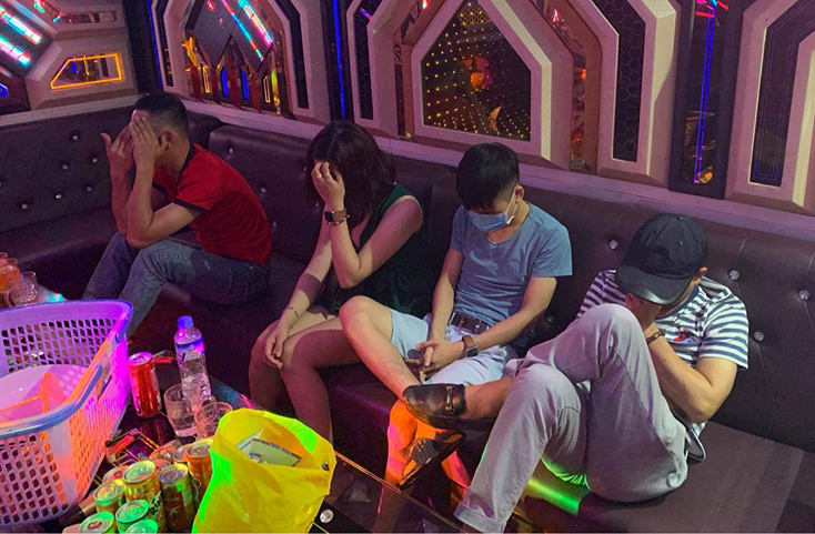 Nhiều nam, nữ thanh niên sử dụng ma túy tại quán karaoke Thiên Đường II. 