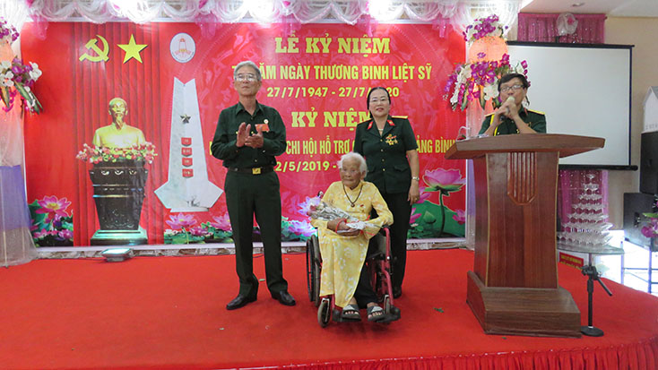 Chi hội hỗ trợ gia đình liệt sỹ Quảng Bình tặng quà cho Bà mẹ Việt Nam Anh hùng Nguyễn Thị Cúc ở phường Hải Thành, TP. Đồng Hới.