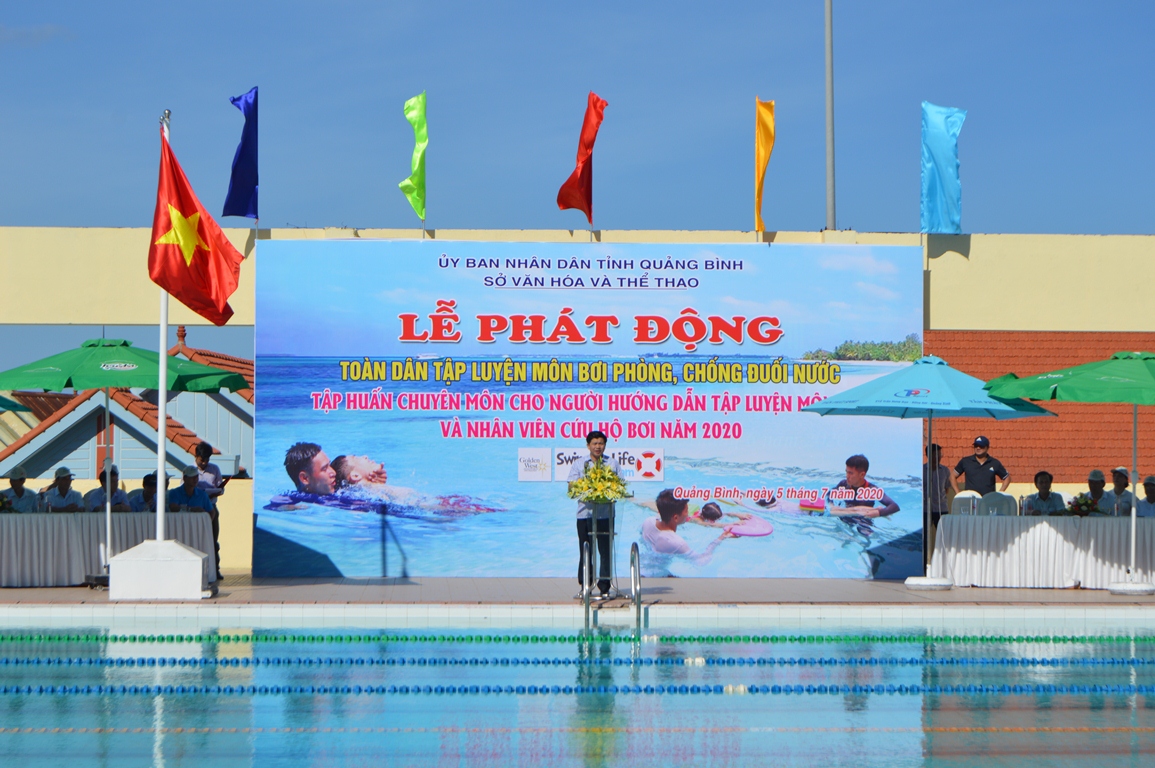 Đồng chí Trần Vũ Khiêm, Giám đốc Sở VH-TT phát Chương trình động toàn dân luyện tập môn bơi, phòng chống đuối nước năm 2020.
