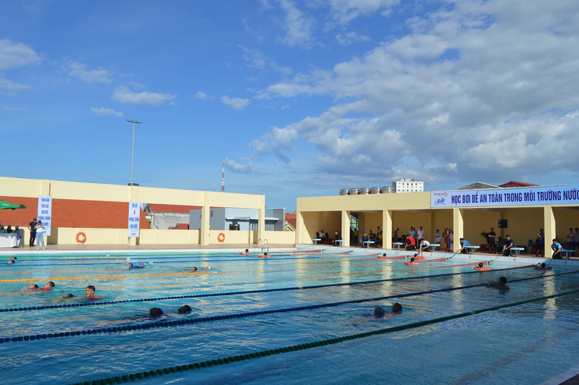 Các em học sinh và huấn luận viên môn bơi tham gia trình diễn kỹ năng phòng, chống đuối nước