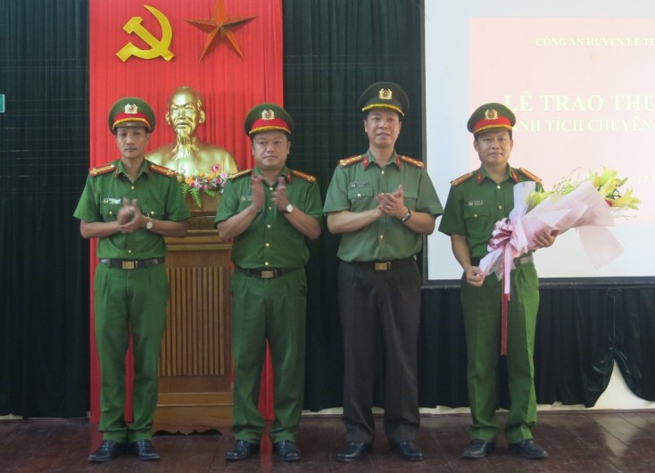  Lãnh đạo Công an tỉnh Quảng Bình trao thưởng cho Chuyên án TT-319 về hành vi trốn thuế. 