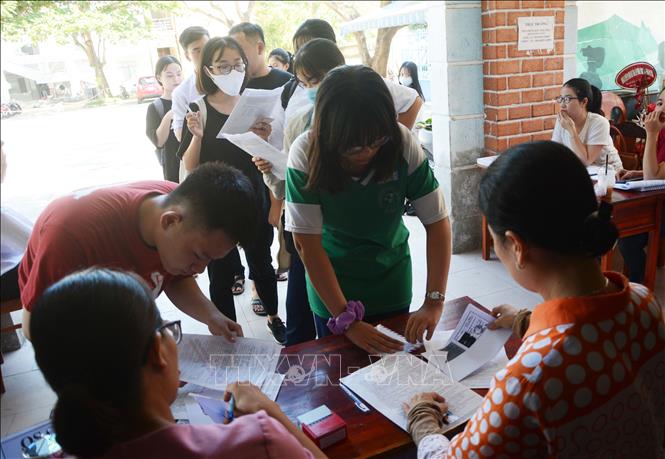 Học sinh trường THPT Hoàng Hoa Thám, Đà Nẵng đăng ký phiếu dự thi. Ảnh: Văn Dũng/TTXVN