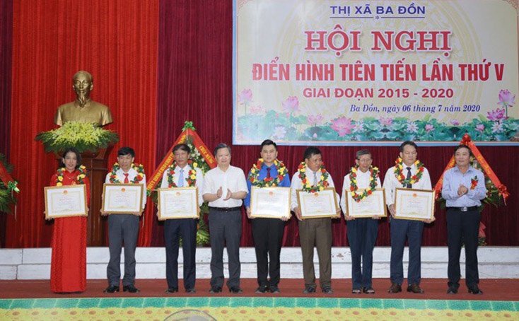 Đồng chí Nguyễn Tiến Hoàng, Phó Chủ tịch UBND tỉnh trao bằng khen cho các cá nhân có thành tích xuất sắc trong phong trào thi yêu nước, giai đoạn 2015-2020