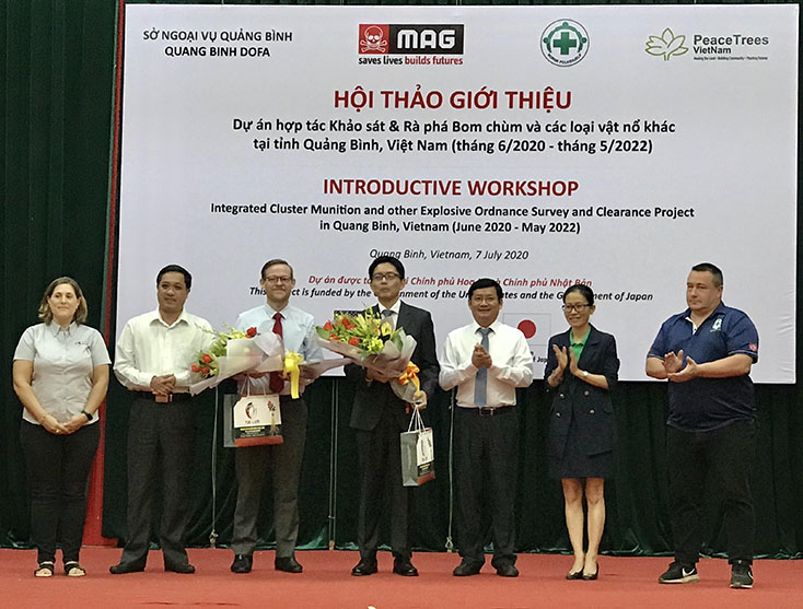 Đồng chí Phó Chủ tịch UBND tỉnh Trần Tiến Dũng tặng hoa cho đại diện các tổ chức phi chính phủ nước ngoài đã hỗ trợ triển khai dự án tại Quảng Bình