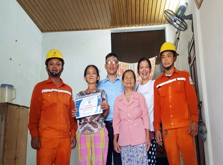 Niềm vui của gia đình bà Hủy sau khi hoàn thành công trình lắp điện