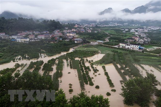  Cảnh ngập lụt trên cánh đồng sau những trận mưa lớn tại tỉnh Hồ Nam, Trung Quốc, ngày 6-7-2020. (Ảnh: THX/TTXVN)