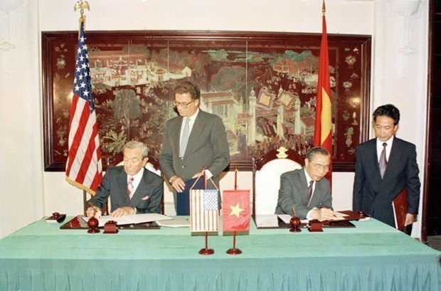 Ngày 5-8-1995, tại Hà Nội, Bộ trưởng Ngoại giao Hoa Kỳ Warren Christopher và Bộ trưởng Ngoại giao Nguyễn Mạnh Cầm ký Nghị định thư, chính thức thiết lập quan hệ ngoại giao Việt Nam-Hoa Kỳ. (Ảnh: Xuân Tuân/TTXVN)