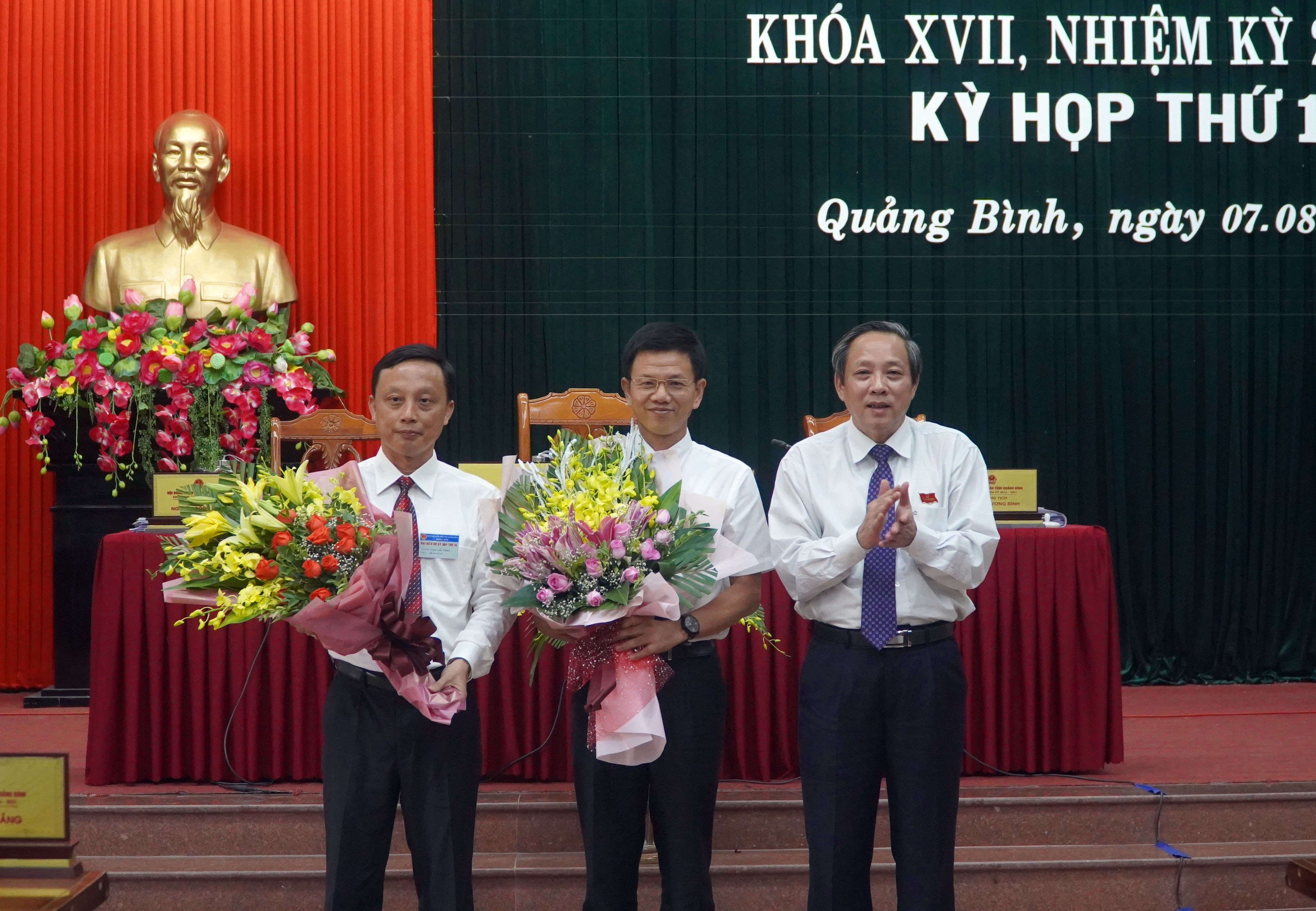 Đồng chí Chủ tịch HĐND tỉnh Hoàng Đăng Quang tặng hoa các đồng chí trúng cử Ủy viên UBND tỉnh