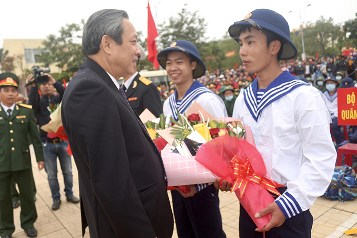 Đồng chí Bí thư Tỉnh ủy Hoàng Đăng Quang tặng hoa chúc mừng thanh niên lên đường nhập ngũ. 