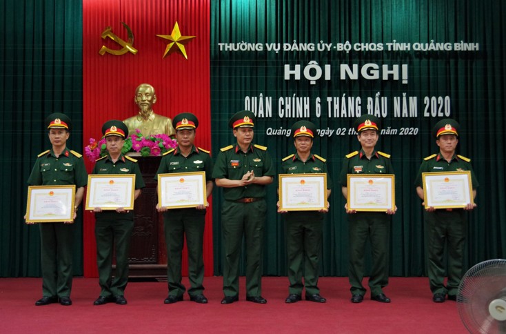 Đại úy Nguyễn Thái Tân (thứ ba từ trái sang) đại diện cho Đại đội Trinh sát nhận bằng khen của UBND tỉnh về thành tích trong phòng, chống Covid-19.