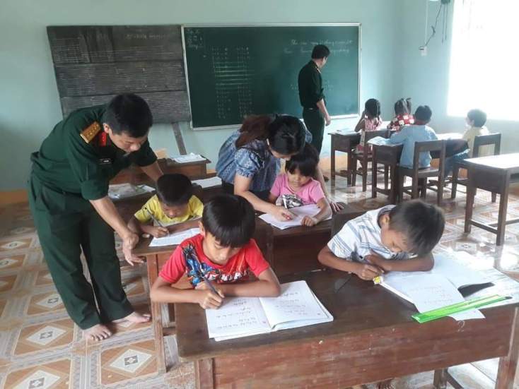    Cán bộ, chiến sỹ Ban CHQS huyện Lệ Thủy “gieo chữ” cho học sinh vùng sâu, vùng xa, vùng đồng bào dân tộc thiểu số trên địa bàn huyện.