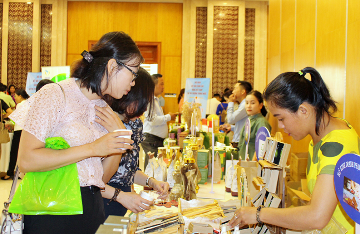 Các đại biểu tham quan, tìm hiểu các sản phẩm trưng bày, giới thiệu tại hội nghị.