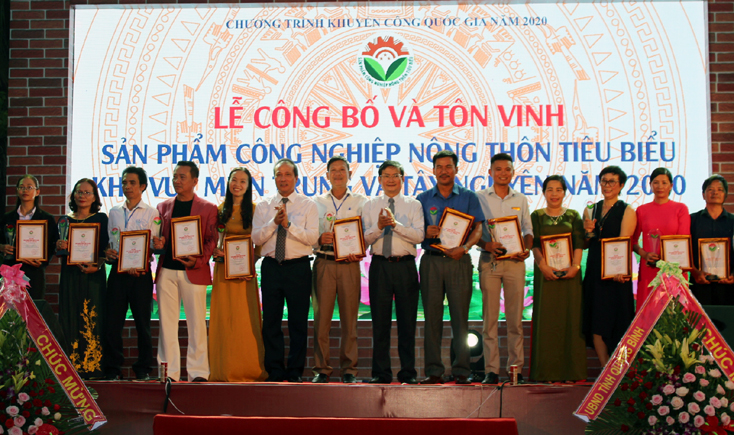 Đồng chí Cao Quốc Hưng, Thứ trưởng Bộ Công thương và đồng chí Trần Tiến Dũng, Phó Chủ tịch UBND tỉnh trao cúp và giấy chứng nhận cho các doanh nghiệp có sản phẩm CNNT tiêu biểu khu vực miền Trung-Tây Nguyên.