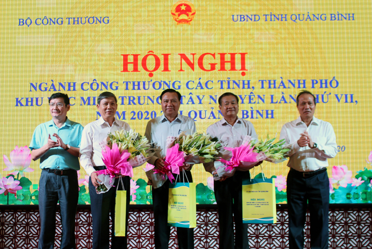 Lãnh đạo Bộ Công thương và UBND tỉnh Quảng Bình tặng quà lưu niệm cho các đồng chí lãnh đạo Sở Công thương các tỉnh, thành phố nghỉ hưu theo chế độ.