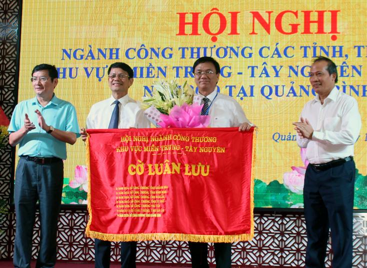 Lãnh đạo Bộ Công thương, UBND tỉnh và Sở Công thương tỉnh Quảng Bình trao cờ luân lưu cho Sở Công thương Ninh Thuận.