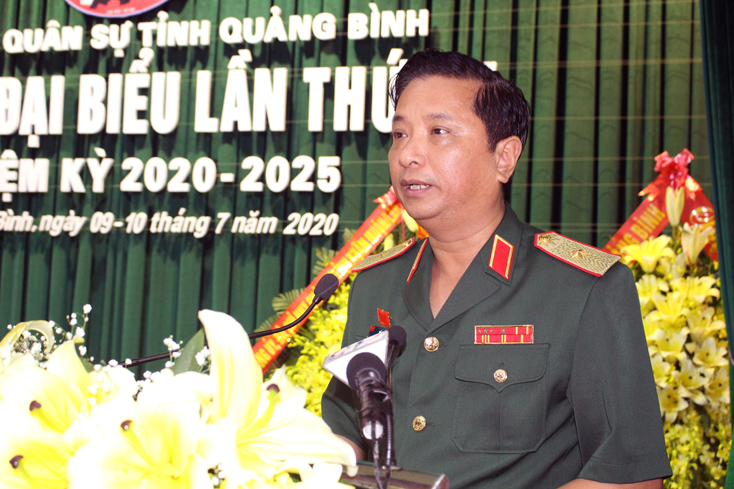 Đồng chí Thiếu tướng Hà Thọ Bình, Phó Tư lệnh, Tham mưu trưởng Quân khu 4 phát biểu chúc mừng đại hội.