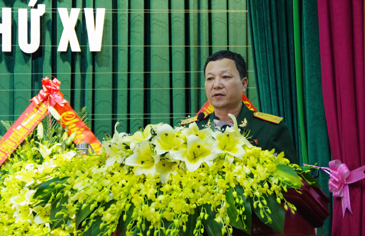 Đại tá Hoàng Xuân Vĩnh, Phó Bí thư Đảng ủy Quân sự tỉnh, Chính ủy Bộ Chỉ huy Quân sự tỉnh trình bày báo cáo chính trị.