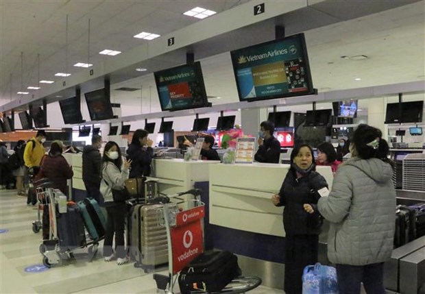  Công dân Việt Nam xếp hàng làm thủ tục lên máy bay của Vietnam Airlines tại sân bay quốc tế Sydney để khởi hành về nước, ngày 3-7-2020. (Ảnh: Nguyễn Minh/TTXVN)