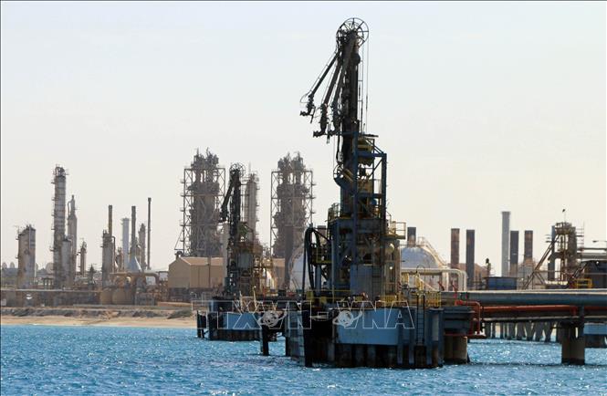  Một giàn khoan dầu ở thị trấn al-Buraqah, Libya. Ảnh (tư liệu): AFP/TTXVN