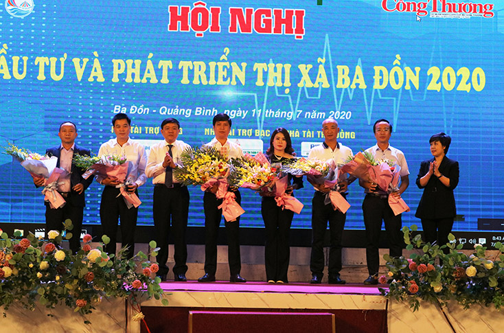 Lãnh đạo thị xã Ba Đồn tặng hoa, quà lưu niệm cho các nhà tài trợ chính của hội nghị