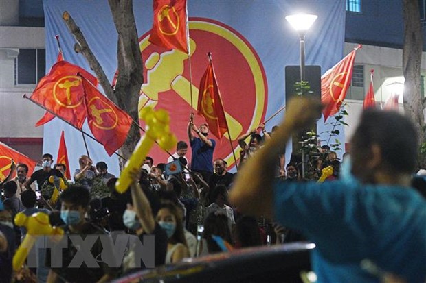 Những người ủng hộ đảng Công nhân đối lập Singapore tuần hành tại Singapore City khi kết quả tổng tuyển cử được công bố. (Ảnh: THX/TTXVN)