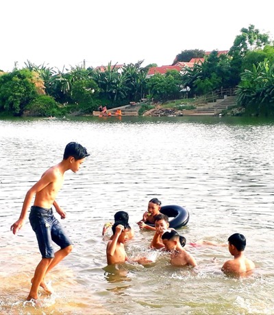  Sông Kiến Giang sôi động những ngày hè.