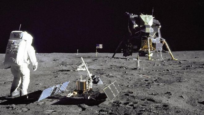 Một trong hai phi hành gia của tàu Apollo 11, đặt những bước chân đầu tiên lên mặt trăng vào ngày 20-7-1969. Ảnh: NASA.