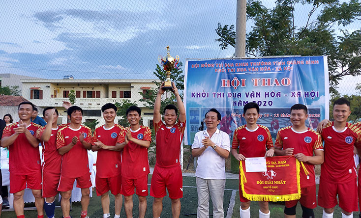 Ban tổ chức trao giải nhất cho đội bóng đến từ Bảo hiểm xã hội tỉnh 